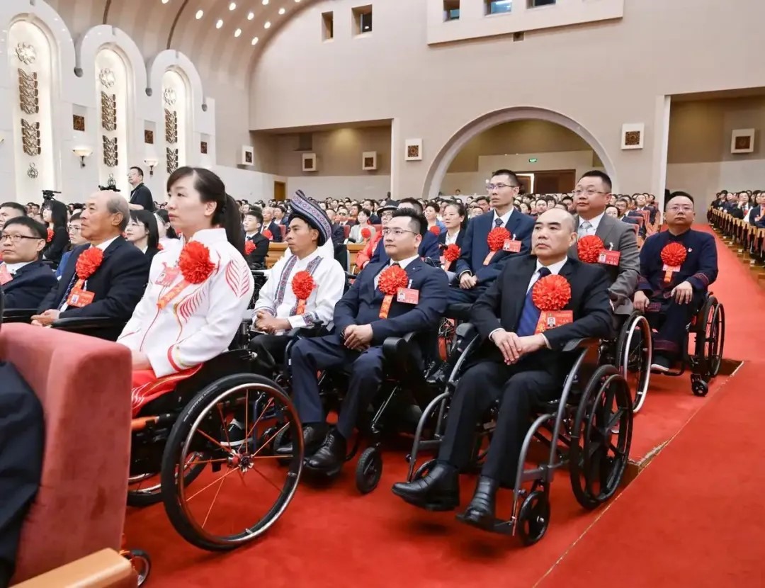 2025年5月16日，第七次全國自強模范暨助殘先進表彰大會在北京召開。大會表彰了200名“全國自強模范”、200個“全國殘疾人工作先進集體”和60名“全國殘疾人工作先進個人”。