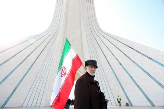 2月10日，在伊朗首都德黑蘭阿扎迪廣場，民眾參加紀念伊朗伊斯蘭革命勝利46周年集會。新華社記者沙達提攝