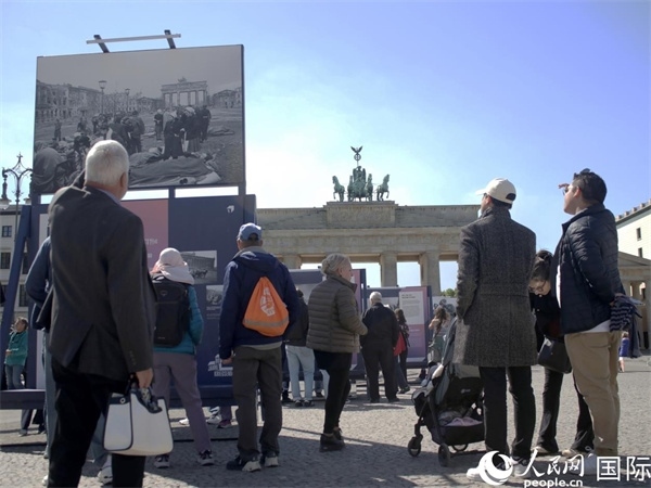 圖為勃蘭登堡門前，市民們在參觀歷史圖片展。人民網(wǎng) 肖晶攝