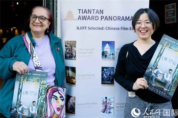 《朝云暮雨》放映前，觀眾前同主辦方互動。楊浩鵬攝