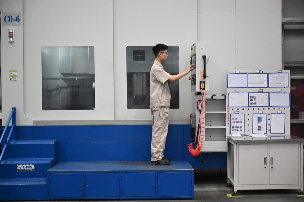 近日，工人在洛陽軸承集團(tuán)股份有限公司的智能生產(chǎn)線上作業(yè)。新華社記者 李嘉南 攝