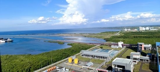 這是5月18日拍攝的紅樹林環(huán)繞的爪哇7號燃煤電站。記者 曹凱 攝