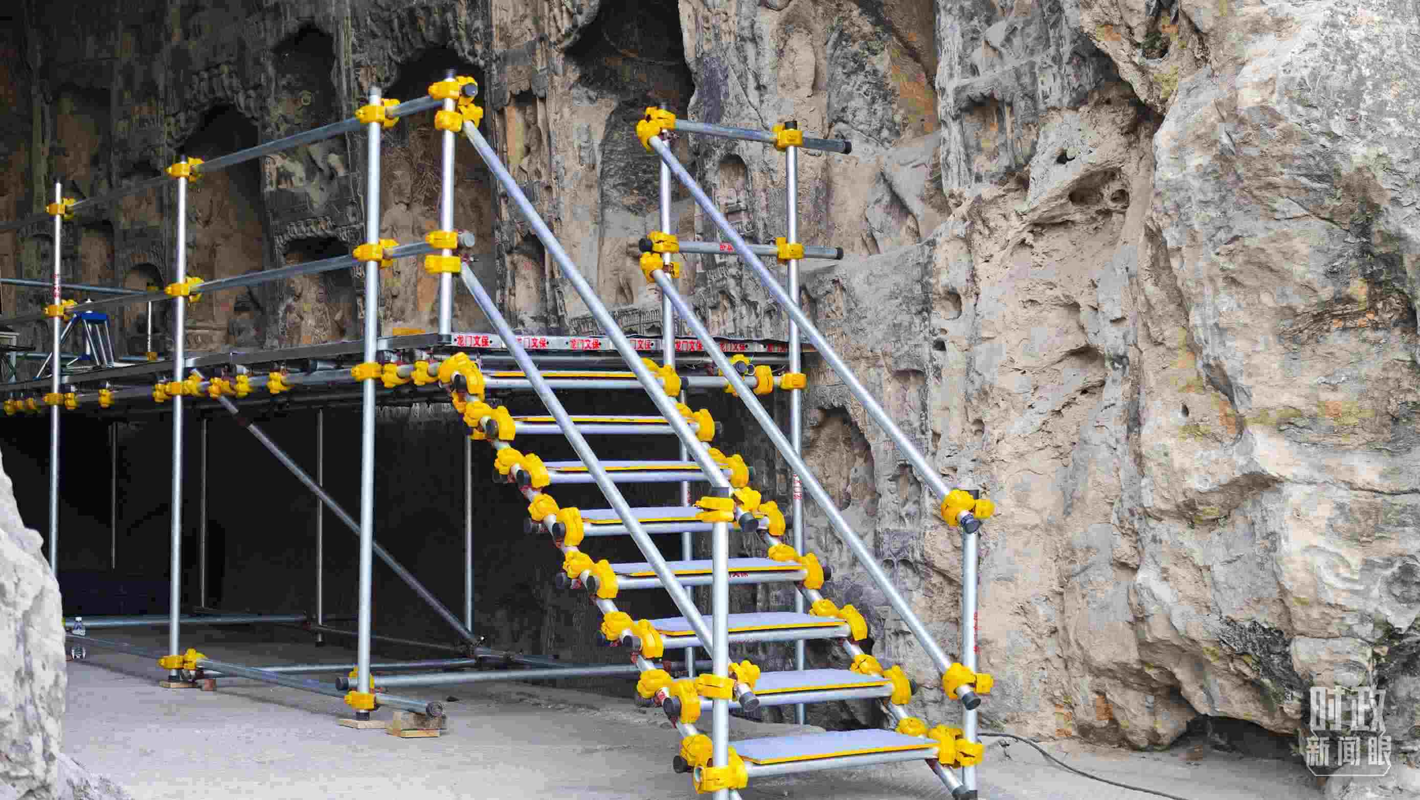 △龍門石窟古陽洞文物修護(hù)現(xiàn)場。（總臺(tái)央廣記者潘毅拍攝）