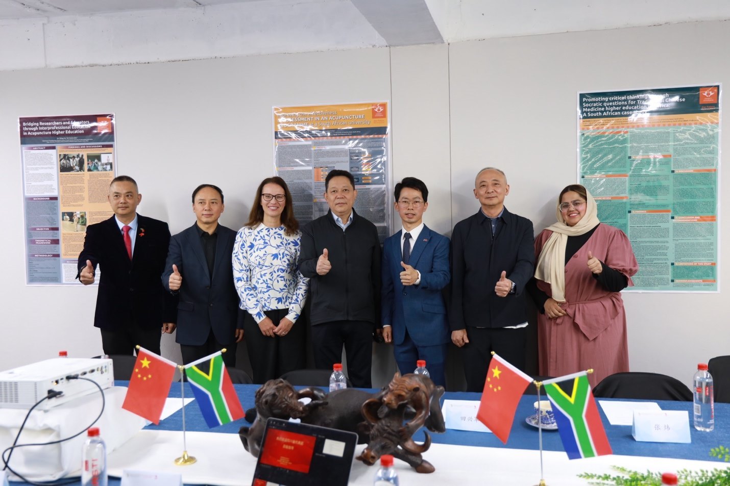 四川省副省長(zhǎng)楊興平及代表團(tuán)與《補(bǔ)充醫(yī)學(xué)：教育與研究》雜志社團(tuán)隊(duì)合影。非洲中醫(yī)及針灸中心供圖