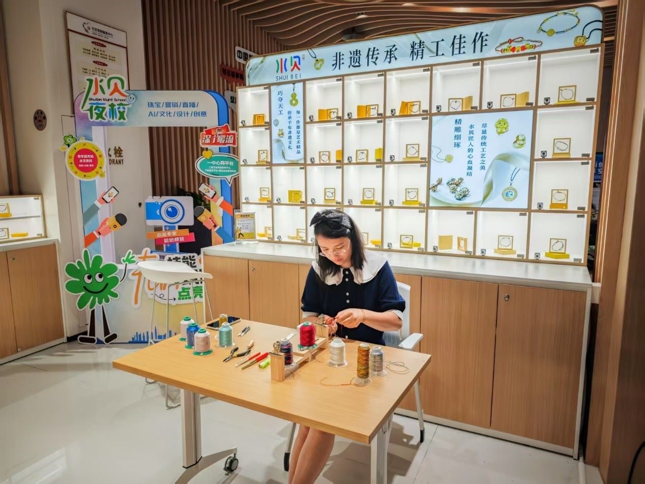 水貝夜校學(xué)員正在展示手工編繩過程。人民網(wǎng) 肖聰聰攝