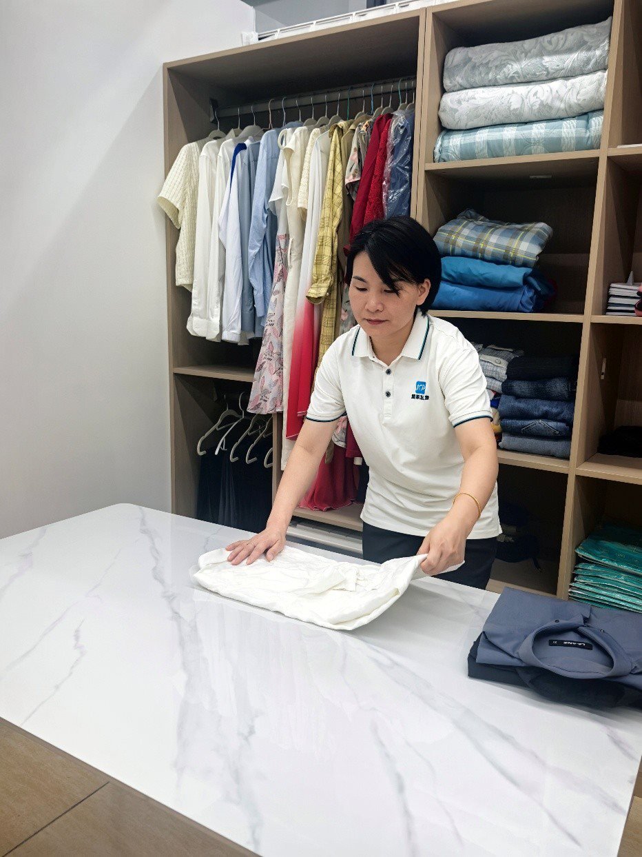 劉水金正在客戶家中做衣柜整理收納工作。受訪者供圖