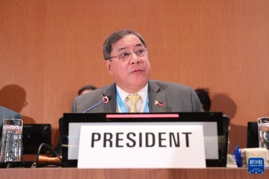 5月20日，在瑞士日內(nèi)瓦，第78屆世界衛(wèi)生大會(huì)主席赫爾博薩宣布審議通過(guò)“大流行協(xié)定”。新華社記者 杜哲宇 攝