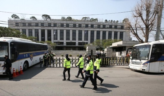 4月3日，在韓國(guó)首爾，警察在韓國(guó)憲法法院前執(zhí)勤。新華社記者姚琪琳攝