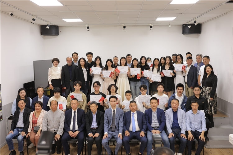 獲獎(jiǎng)?wù)吲c主辦方合影。主辦方供圖