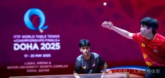 5月17日，王楚欽在比賽中發(fā)球。