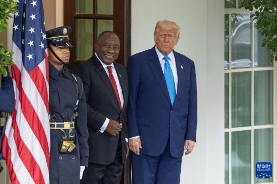 5月21日，美國總統(tǒng)特朗普（右）在華盛頓白宮迎接到訪的南非總統(tǒng)拉馬福薩（中）。新華社記者 胡友松 攝