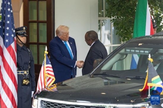 5月21日，美國總統(tǒng)特朗普（左二）在華盛頓白宮迎接到訪的南非總統(tǒng)拉馬福薩。新華社記者 胡友松 攝