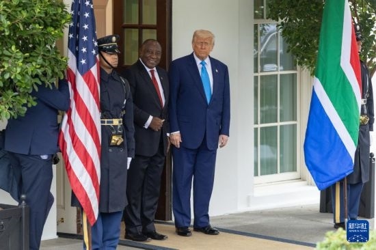 5月21日，美國總統(tǒng)特朗普（右二）在華盛頓白宮迎接到訪的南非總統(tǒng)拉馬福薩（右三）。新華社記者 胡友松 攝