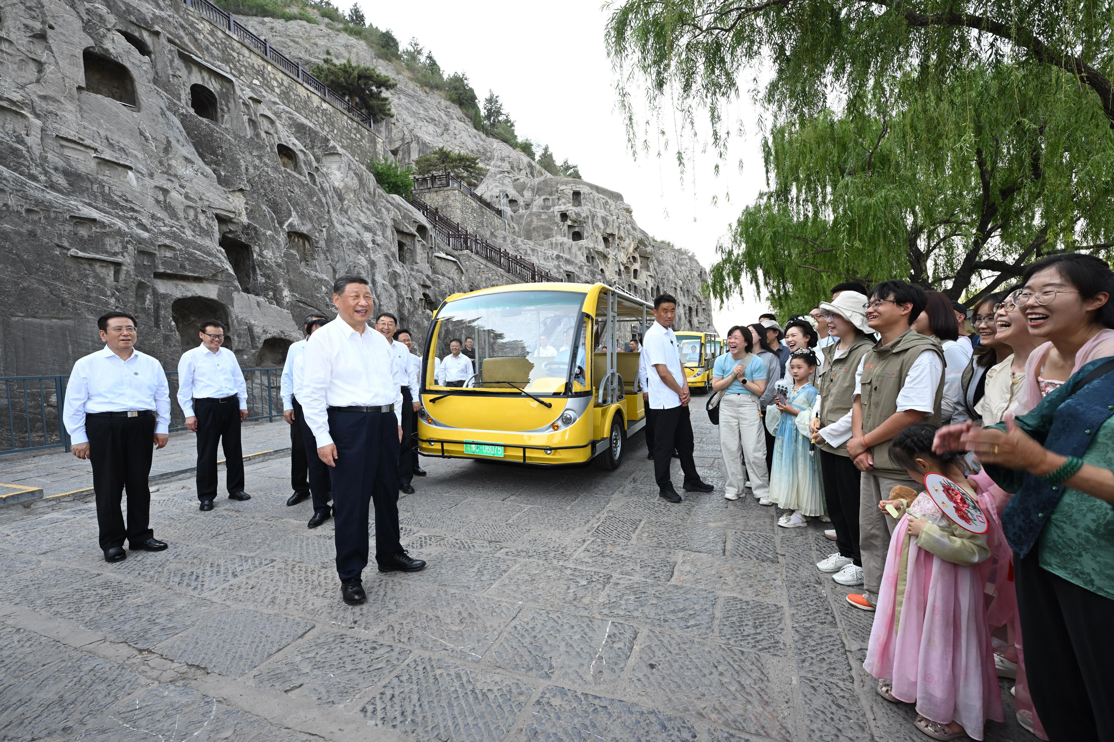 2025年5月19日，習(xí)近平總書(shū)記在洛陽(yáng)龍門石窟考察時(shí)，同游客親切交流。