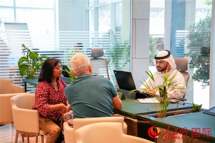 在阿治曼自由區(qū)一站式服務中心內，工作人員為客商辦理業(yè)務。人民網 塔里克·易卜拉欣攝