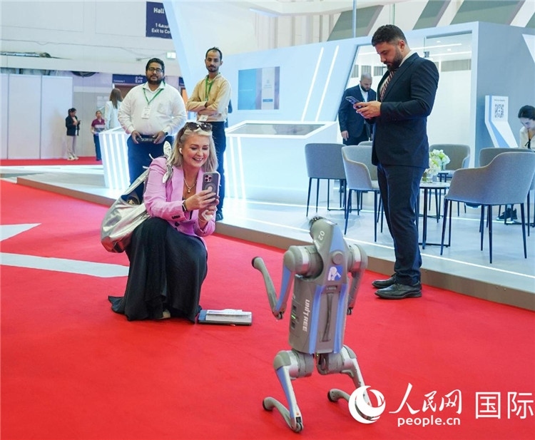 與會(huì)嘉賓被中企機(jī)器人吸引。人民網(wǎng) 塔里克·易卜拉欣攝