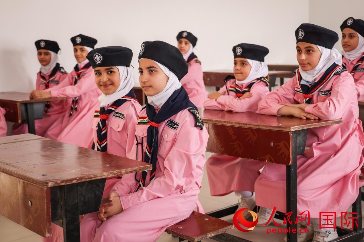阿爾穆塔?阿里卡特國際學校的學生在教室內(nèi)上課。人民網(wǎng)記者 薛丹攝
