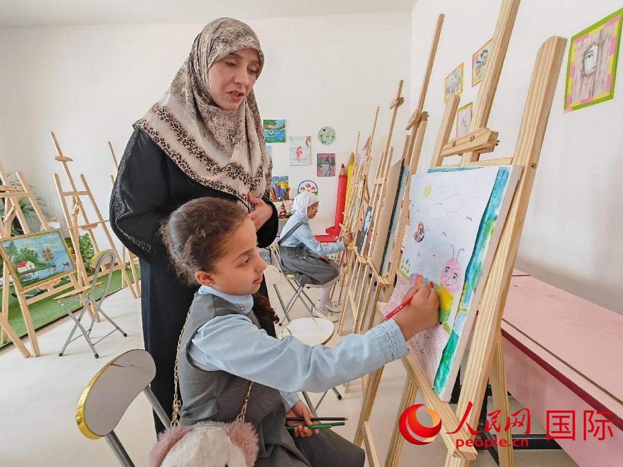 阿爾穆塔?阿里卡特國際學校的學生在美術(shù)室上課。人民網(wǎng)記者 管克江攝