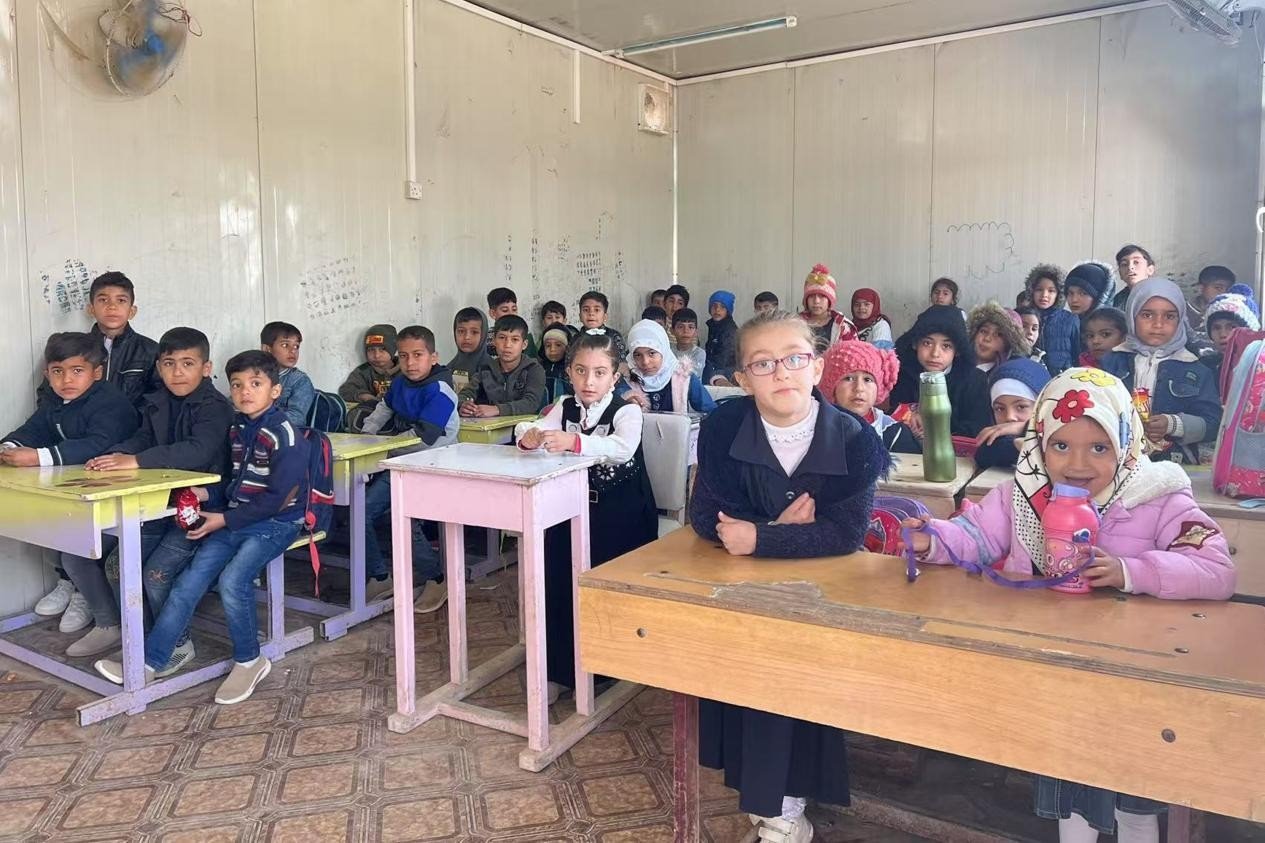伊拉克卡爾巴拉省學生在簡易板房內(nèi)上課。中國電建供圖