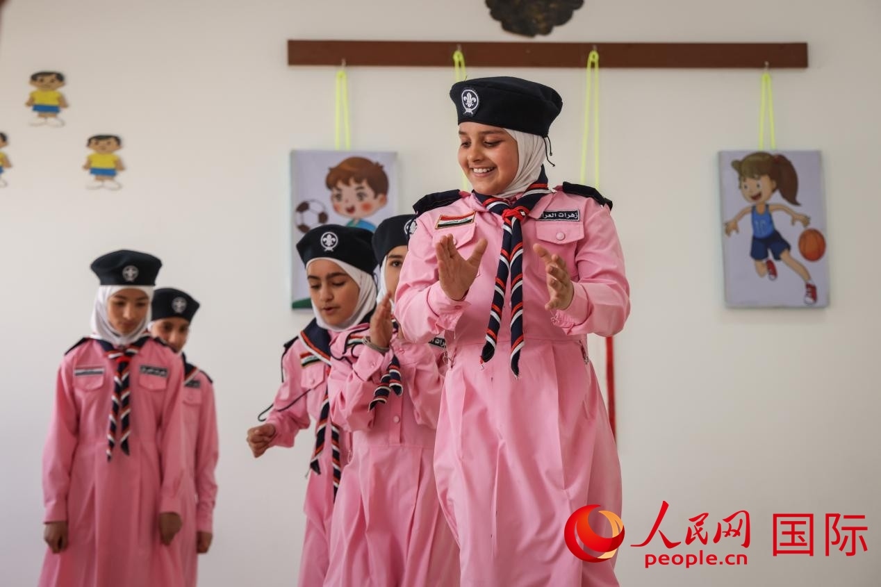 阿爾穆塔?阿里卡特國際學校的學生在展示課間活動。人民網(wǎng)記者 薛丹攝