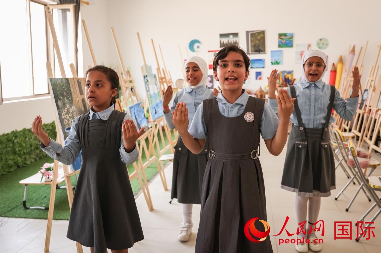 阿爾穆塔?阿里卡特國際學校的學生表演舞蹈。人民網(wǎng)記者 薛丹攝