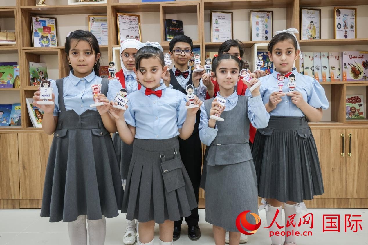 阿爾穆塔?阿里卡特國際學校的學生在圖書室上課。人民網(wǎng)記者 薛丹攝