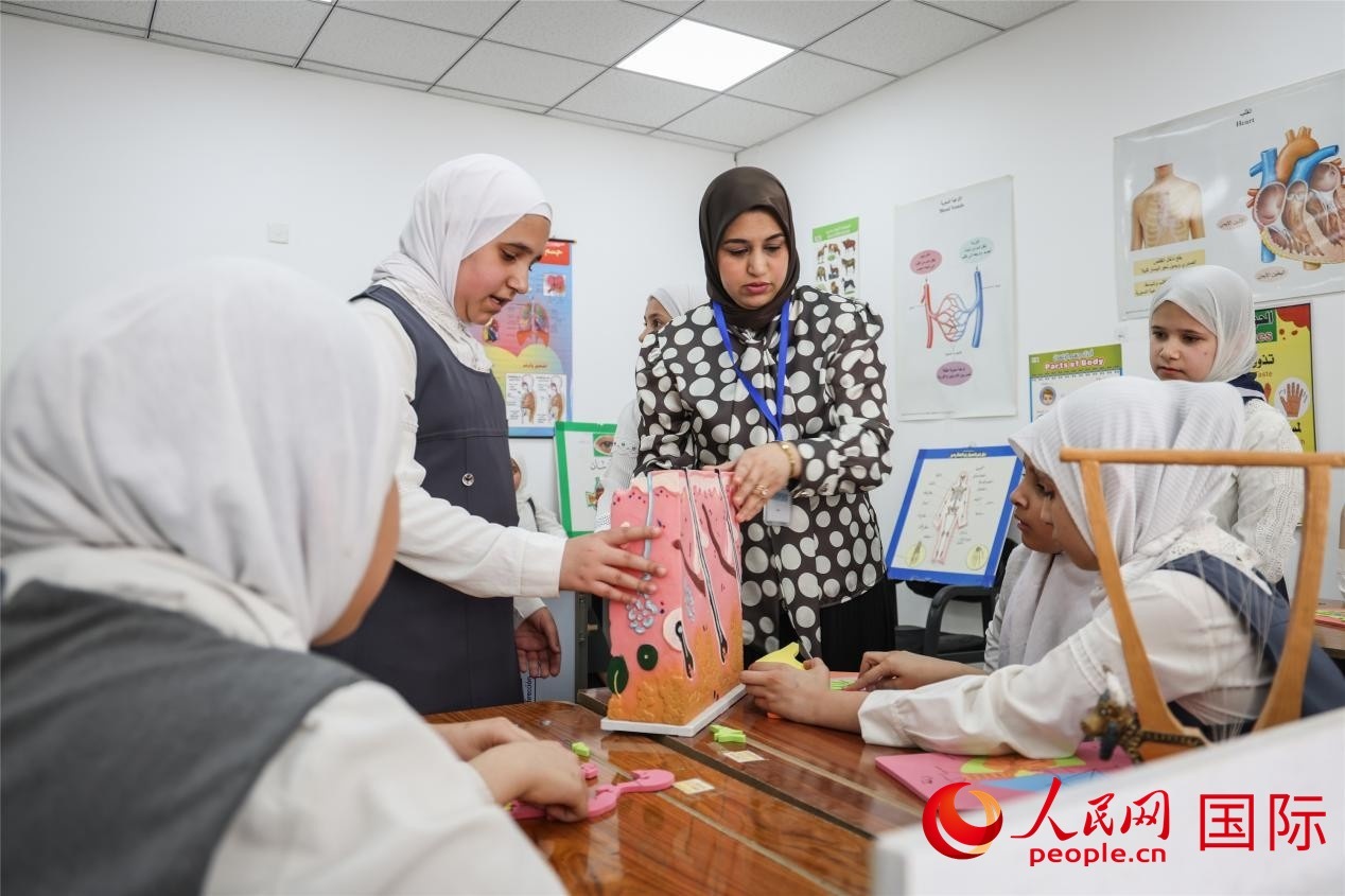 圖為阿爾·圖拉女子學校學生在上生物課。人民網(wǎng)記者 薛丹攝