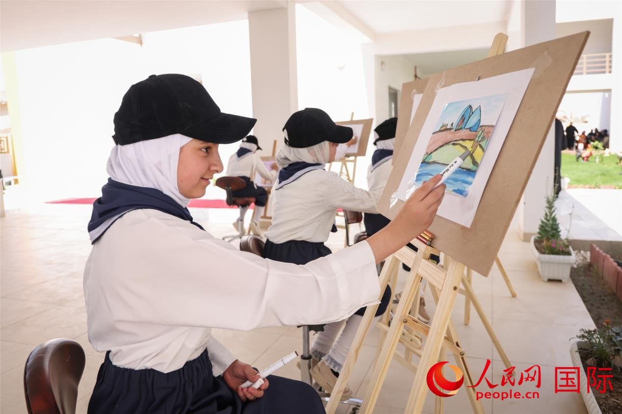 圖為阿爾·圖拉女子學校學生在上美術課。人民網(wǎng)記者 薛丹攝