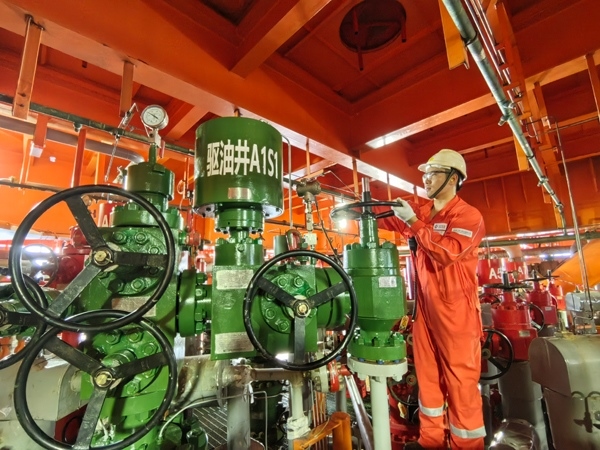 生產(chǎn)人員正在打開二氧化碳驅(qū)油井采油樹閥門。受訪者供圖