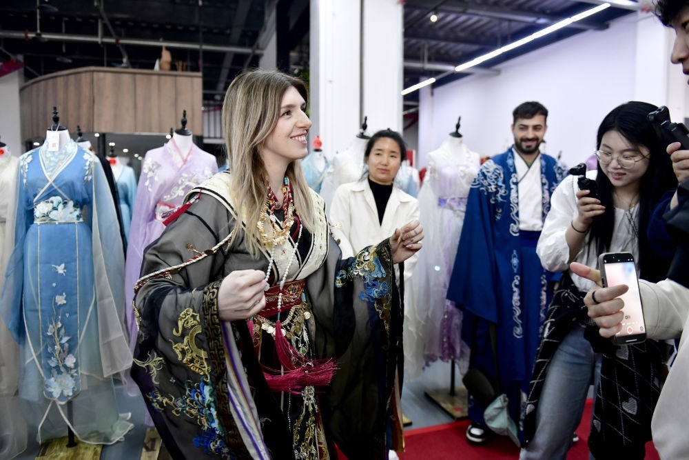 2025年4月8日，參加曹縣漢服文化節(jié)的意大利嘉賓卡米拉在試穿漢服。新華社記者郭緒雷 攝