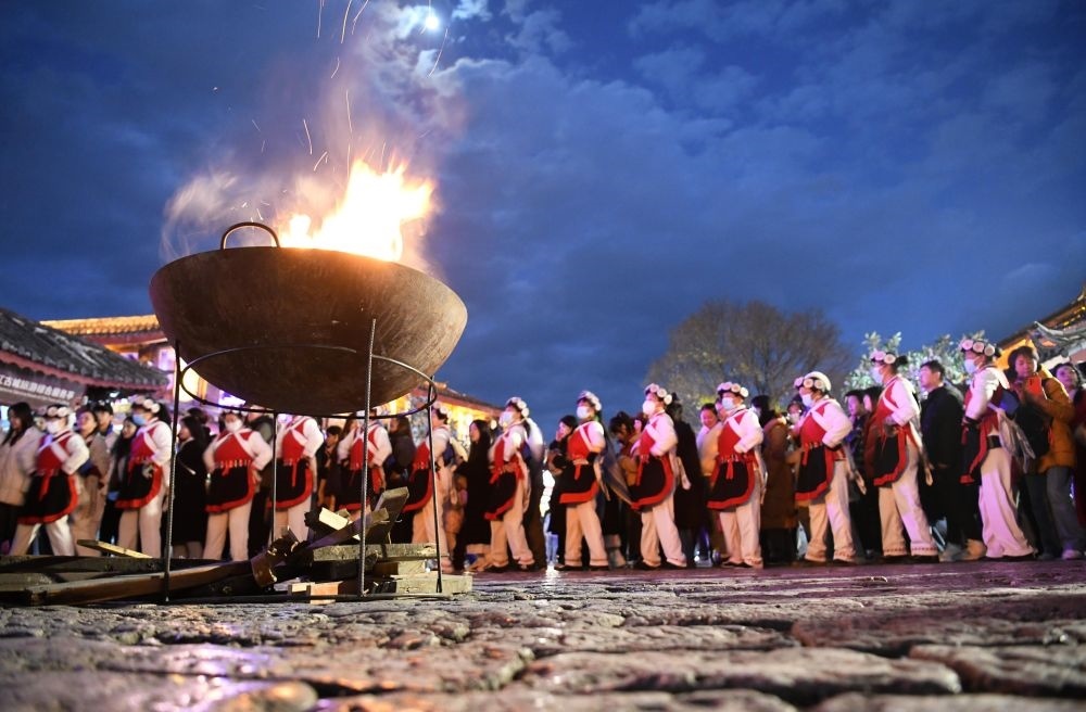 2025年1月11日，游客和居民在麗江古城打跳游玩。（趙慶祖攝）