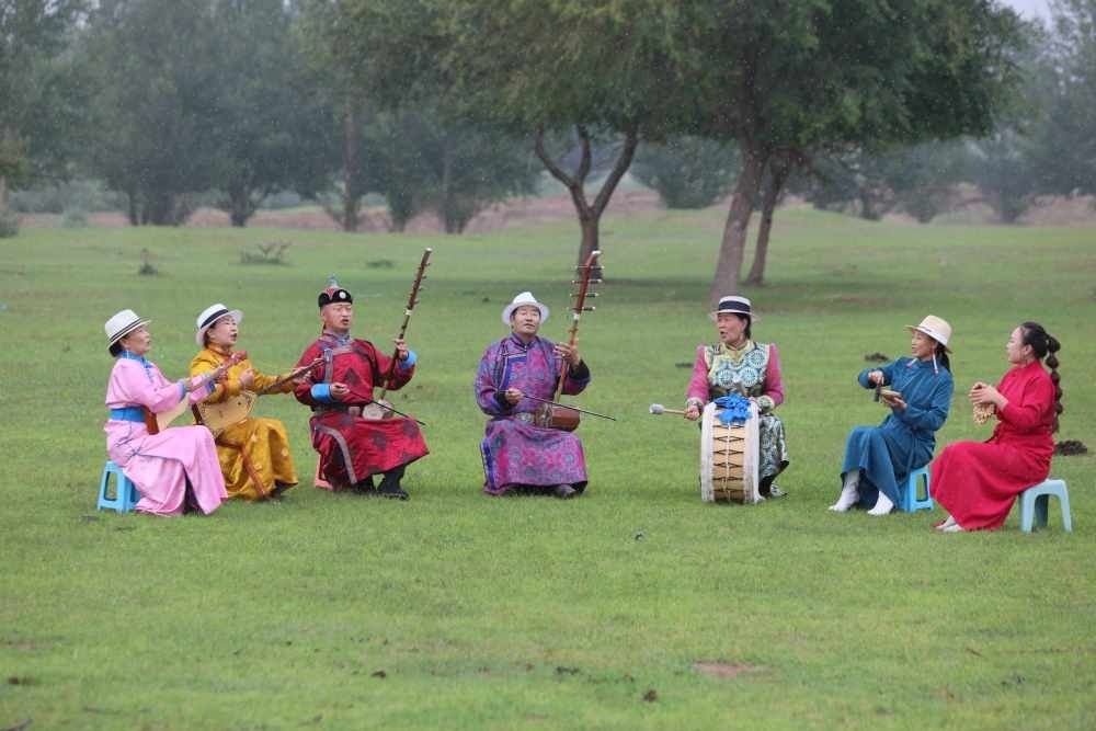 2024年7月16日，《格薩（斯）爾》史詩(shī)說(shuō)唱傳承人在內(nèi)蒙古赤峰市巴林右旗戶外表演。（胡斯楞攝）