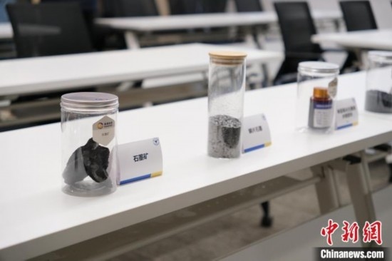 5月20日，浙大高分子科學(xué)與工程學(xué)系內(nèi)擺放著石墨礦等。 曹丹 攝