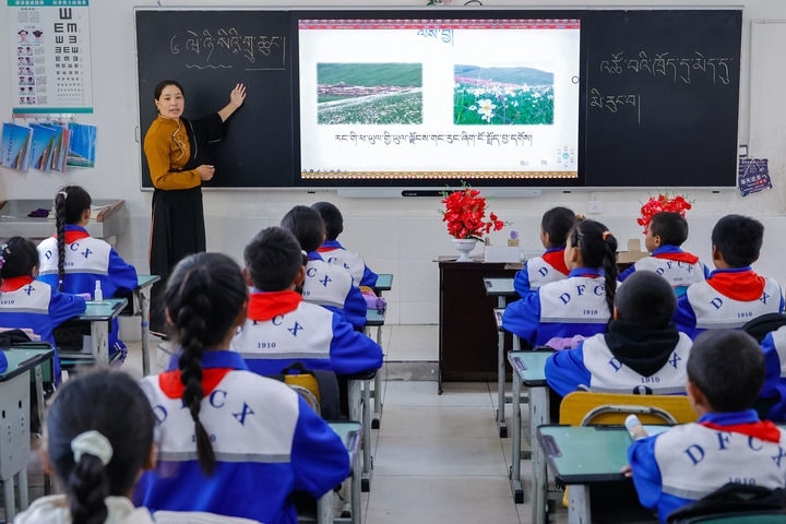 2024年9月27日，在四川省甘孜藏族自治州道孚縣城關第一完全小學，采取“藏加模式”教學的五年級一班的藏語文課上，準木周老師指導藏族學生以家鄉(xiāng)草原風物為主題寫作藏語文作文。新華社記者 沈伯韓 攝
