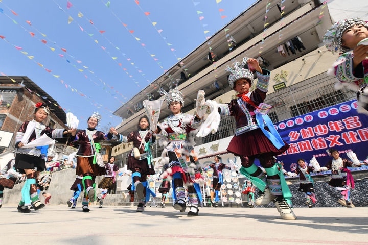 2025年3月25日，廣西柳州市融水苗族自治縣桿洞鄉(xiāng)中心小學學生在跳蘆笙踩堂舞。新華社記者 黃孝邦 攝