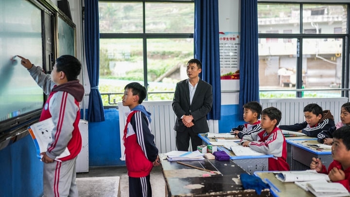 2024年11月21日，在地處烏蒙山區(qū)的貴州省六盤水市水城區(qū)亮巖小學，學生在供暖的教室內學習。新華社記者 陶亮 攝