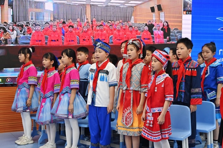 2025年3月28日，在“壯蒙一家親 共筑中國夢”手拉手主題云隊會上，廣西南寧市濱湖路小學四（1）中隊隊員通過網絡和內蒙古鄂爾多斯東勝區(qū)第十二小學四（9）中隊隊員一起唱《中國少年先鋒隊隊歌》。新華社記者 周華 攝