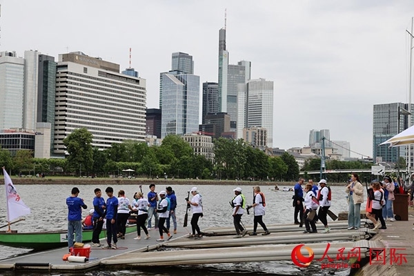來自美國的快樂龍舟隊選手們正在登船準備參賽。人民網記者 劉仲華攝