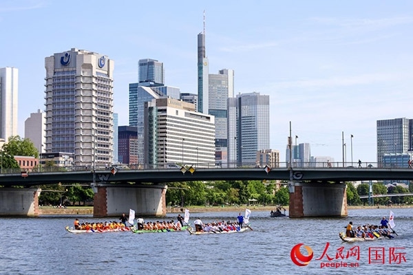 龍舟賽隊伍奮力揮槳、破浪前行。人民網 依琳攝