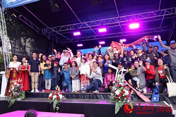 獲獎選手們上臺領獎并合影留念。人民網記者 劉仲華攝