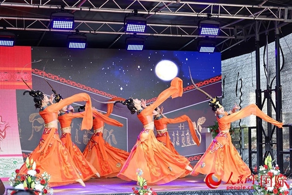 美因河畔的舞臺上中國傳統(tǒng)舞蹈精彩上演。人民網 依琳攝