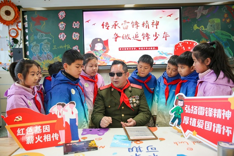 2025年3月3日，江蘇南通如皋市安定小學(xué)里，傷殘軍人許波銀在思政小課堂上向?qū)W生講述雷鋒故事。