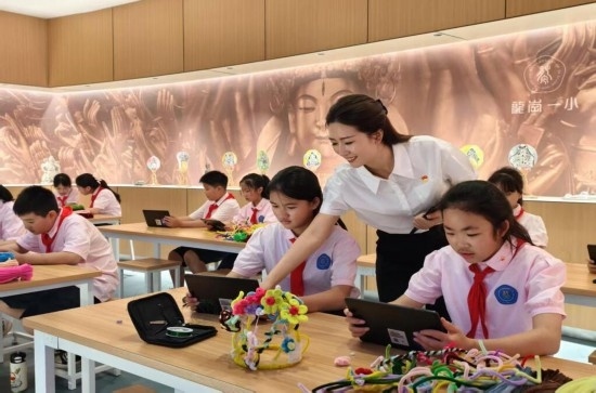 龍崗一小學(xué)生正在學(xué)習(xí)“發(fā)現(xiàn)石刻之美”華蔓花冠課程。