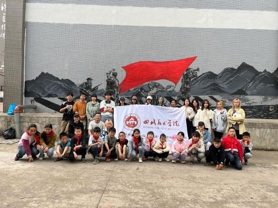 “行動(dòng)中的課堂：探尋茶馬古道紅色印記”工作坊與當(dāng)?shù)匦W(xué)生共同創(chuàng)作主題壁畫(huà)。