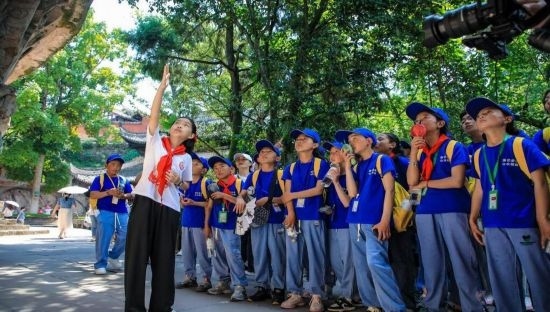 石刻小導(dǎo)游稅明潔為西藏小朋友志愿解說(shuō)。