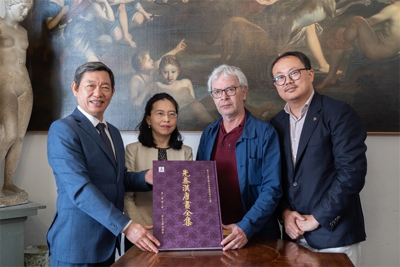 圖片說(shuō)明：捐贈(zèng)儀式現(xiàn)場(chǎng)。 張錫琪攝