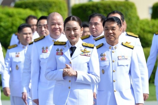 2024年9月7日，泰國(guó)總理佩通坦·欽那瓦（前中）及新一屆內(nèi)閣成員在位于首都曼谷的總理府與媒體見(jiàn)面。新華社發(fā)（拉亨攝）