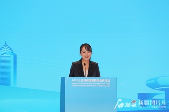 5月23日，在2025上合組織國家媒體合作論壇青年文化交流營活動中，人民日報社記者阿爾達克·塔巴拉克發(fā)言。石榴云/新疆日報記者 李雄心攝