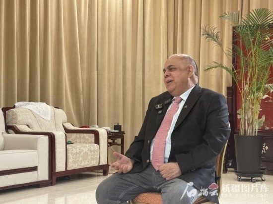 上合組織副秘書長索海爾·汗在專訪中。石榴云/新疆日報記者 劉翔攝