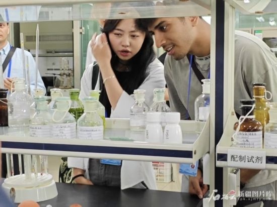 5月26日，2025上合組織國家媒體合作論壇嘉賓參觀新奇康藥業(yè)股份有限公司實驗室。石榴云/新疆日報記者 宋海波攝